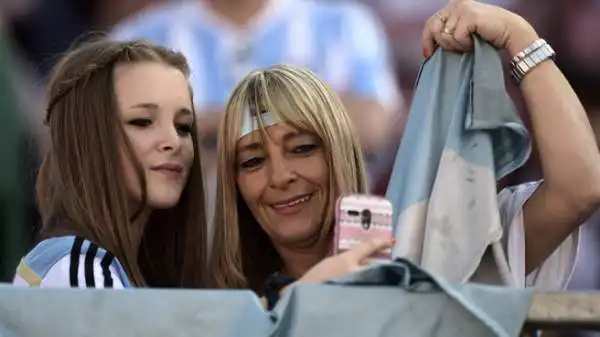 Atmosfera bollente all'Estadio Nacional durante la finalissima di Copa America. Le tifose danno spettacolo sugli spalti.