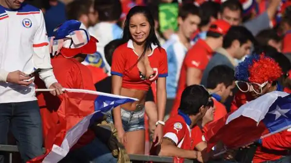 Atmosfera bollente all'Estadio Nacional durante la finalissima di Copa America. Le tifose danno spettacolo sugli spalti.