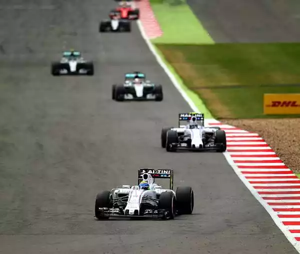 Lewis Hamilton profeta in patria. Il pilota inglese della Mercedes ha vinto il Gp di Silverstone, chiudendo davanti al compagno di squadra Nico Rosberg e al ferrarista Sebastian Vettel.