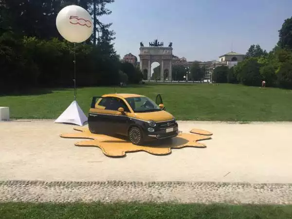 Per festeggiare il compleanno della Fiat 500, al Parco Sempione di Milano è andata in scena una grande festa: musica, picnic, gli esemplari storici dell'icona Fiat e ovviamente la Nuova 500.