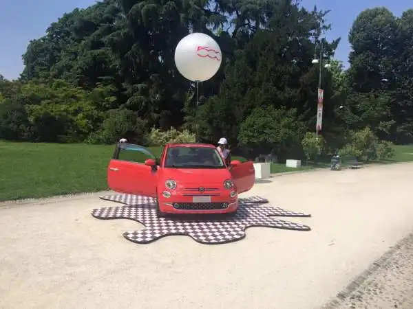 Per celebrare il compleanno della Fiat 500, al Parco Sempione di Milano è andata in scena una grande festa: musica, picnic, gli esemplari storici dell'icona Fiat e ovviamente la Nuova 500.