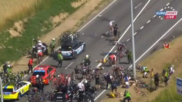 Pazzesca caduta al Tour de France: coinvolti moltissimi corridori di quasi tutti i team. E per qualche minuto alla Grande Boucle è caos.