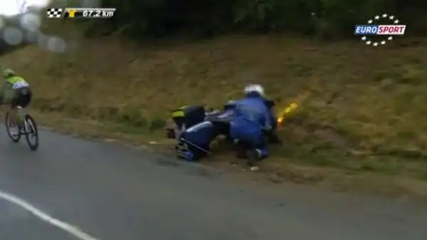 Pioggia e asfalto viscido hanno fatto un brutto scherzo a un motociclista, che nel corso della quinta tappa (Arras-Amiens) ha perso l'equilibrio e si è gettato nell'erba per non travolgere i corridori