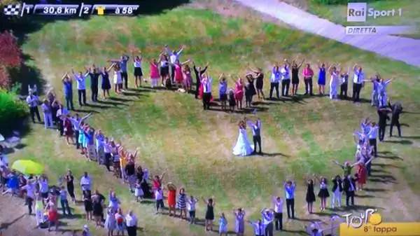 Siparietto al Tour de France: una coppia bretone si sposa durante l'ottava tappa. Gli amici formano un cuore umano gigante, immortalato dagli elicotteri.