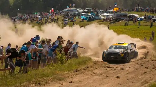 Per Ogier quinta vittoria su sette rally disputati: a metà stagione il francese vede il terzo titolo mondiale consecutivo avvicinarsi a lunghi passi.