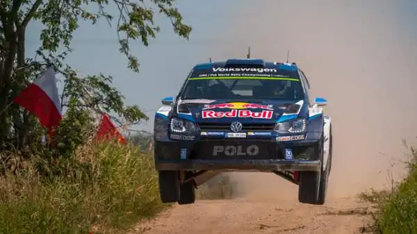 Per Ogier quinta vittoria su sette rally disputati: a metà stagione il francese vede il terzo titolo mondiale consecutivo avvicinarsi a lunghi passi.