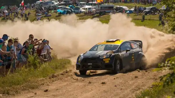 Per Ogier quinta vittoria su sette rally disputati: a metà stagione il francese vede il terzo titolo mondiale consecutivo avvicinarsi a lunghi passi.