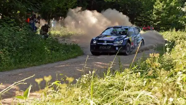 Per Ogier quinta vittoria su sette rally disputati: a metà stagione il francese vede il terzo titolo mondiale consecutivo avvicinarsi a lunghi passi.