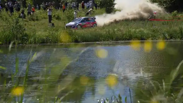 Per Ogier quinta vittoria su sette rally disputati: a metà stagione il francese vede il terzo titolo mondiale consecutivo avvicinarsi a lunghi passi.