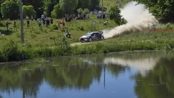 Per Ogier quinta vittoria su sette rally disputati: a metà stagione il francese vede il terzo titolo mondiale consecutivo avvicinarsi a lunghi passi.