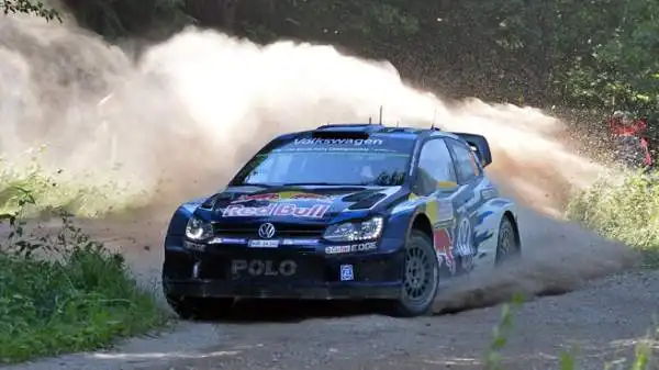 Per Ogier quinta vittoria su sette rally disputati: a metà stagione il francese vede il terzo titolo mondiale consecutivo avvicinarsi a lunghi passi.