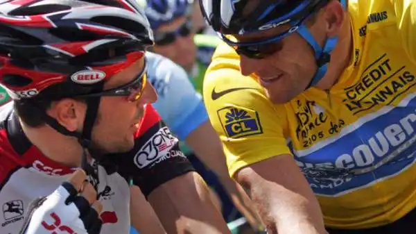 "Ti auguro il meglio per l'inizio di questa battaglia contro il cancro", l'augurio via twitter recapitato a Basso da Lance Armstrong.