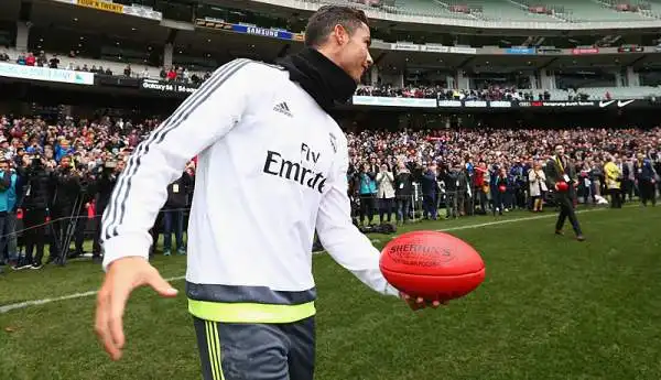 I giocatori di Benitez, impegnati nella tournè australiana, si sono cimentati in alcuni esercizi con la palla ovale davanti al divertito pubblico di casa.
