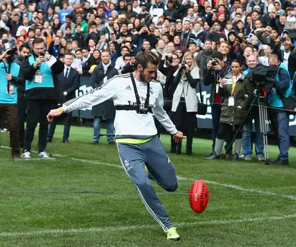 I giocatori di Benitez, impegnati nella tournè australiana, si sono cimentati in alcuni esercizi con la palla ovale davanti al divertito pubblico di casa.