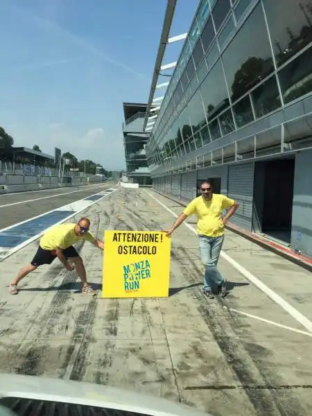 I volontari sono al lavoro per piazzare gli ostacoli che caratterizzeranno la spettacolare gara non competitiva. La partenza, da tradizione, dall'Autodromo di Monza.