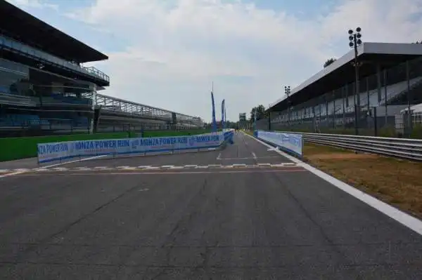Ultimi dettagli da limare prima del via della Monza Power Run: squadre al lavoro all'Autodromo e a Villasanta.