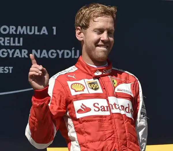 E un trionfo a tinte rosse quello dellHungaroring. Sebastian Vettel, grazie a una partenza magica, conquista per la prima volta il Gran Premio di Ungheria. Solo sesto Hamilton.