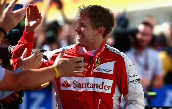 E un trionfo a tinte rosse quello dellHungaroring. Sebastian Vettel, grazie a una partenza magica, conquista per la prima volta il Gran Premio di Ungheria. Solo sesto Hamilton.