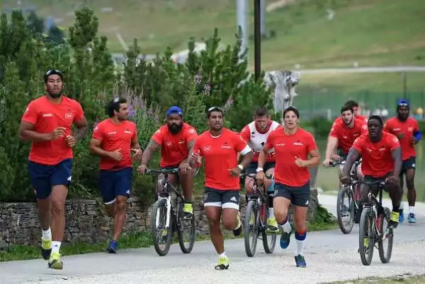 A Tignes, la nazionale francese di rugby si sta preparando per i Mondiali con arrampicate, camminate ad alta quota, corse in bici, sfide in canoa e tiro con l'arco.