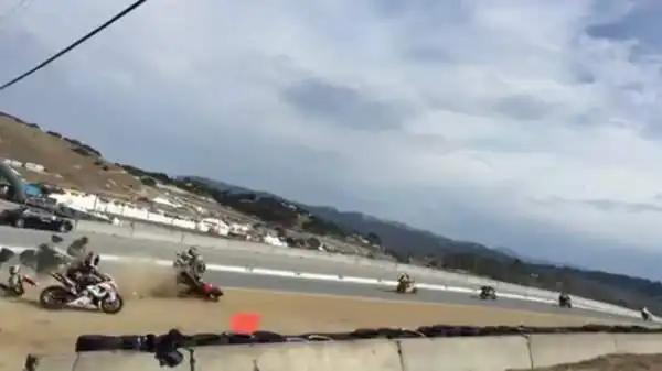 Tragedia a Laguna Seca: dopo un incidente a catena in curva 1 sono morti Bernat Martinez e Daniel Rivas, due piloti spagnoli della Superbike/Superstock 1000 nel campionato MotoAmerica.