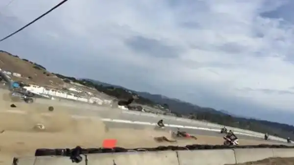 Tragedia a Laguna Seca: dopo un incidente a catena in curva 1 sono morti Bernat Martinez e Daniel Rivas, due piloti spagnoli della Superbike/Superstock 1000 nel campionato MotoAmerica.