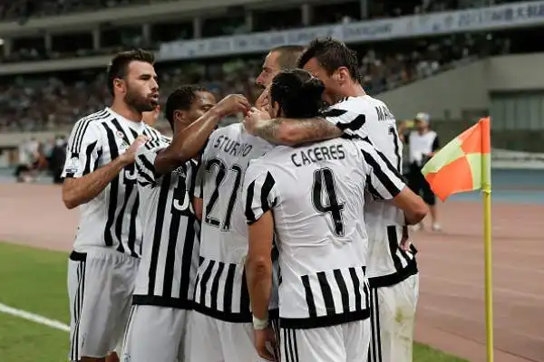La nuova Juventus vince subito. I bianconeri superano la Lazio 2-0 a Shanghai e si aggiudicano la settima Supercoppa italiana della propria storia.
