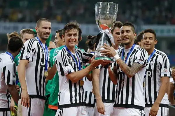 La nuova Juventus vince subito. I bianconeri superano la Lazio 2-0 a Shanghai e si aggiudicano la settima Supercoppa italiana della propria storia.