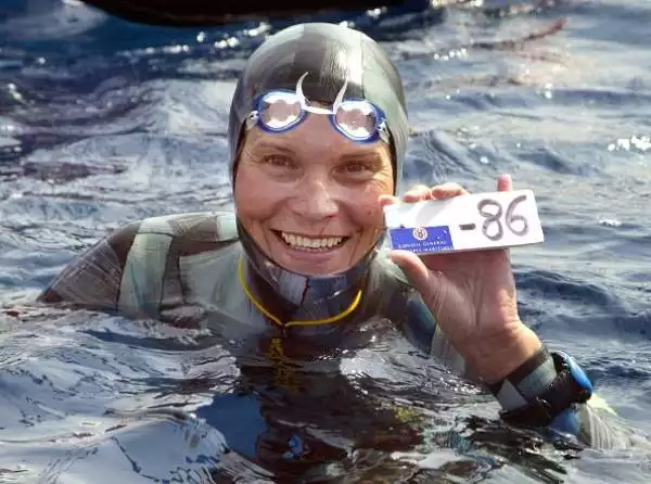 La russa detiene il record del mondo di apnea statica con 9 minuti e 2 secondi e quello di profondità senza pinne, con 91 metri. Negli ultimi 12 anni, inoltre, ha vinto 23 titoli mondiali.