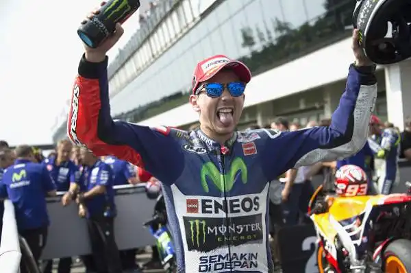 Brno: Lorenzo vince e agguanta Rossi. Il maiorchino scappa e corre in solitaria davanti a Marquez. Terzo il Dottore. Iannone sotto al podio.