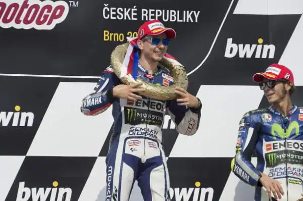 Brno. La domenica dell'aggancio: Lorenzo torna al successo in Repubblica Ceca, con Marquez che toglie punti a Rossi, terzo e appaiato in testa al Mondiale col compagno di squadra.