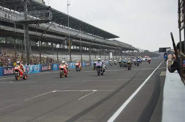 A Indianapolis vince Marquez, Rossi 3°. Bella rimonta dall'8° posto in griglia per il numero 46.