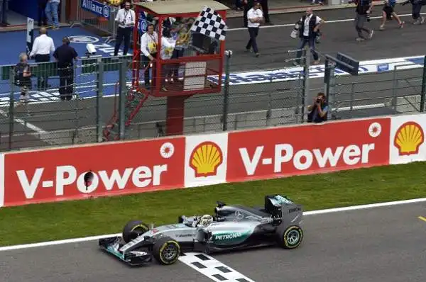 Doppietta Mercedes, sfortuna Vettel. Hamilton vince a Spa davanti a Rosberg, il ferrarista si ritira a due giri dalla fine quando era terzo.