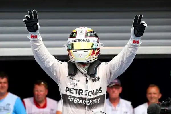 Doppietta Mercedes, sfortuna Vettel. Hamilton vince a Spa davanti a Rosberg, il ferrarista si ritira a due giri dalla fine quando era terzo.