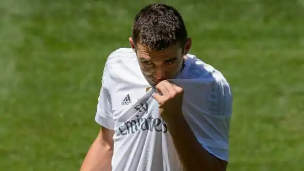 Kovacic, presentato al Bernabeu, ha già incantato gli spagnoli... e già baciato la maglia del Real Madrid.