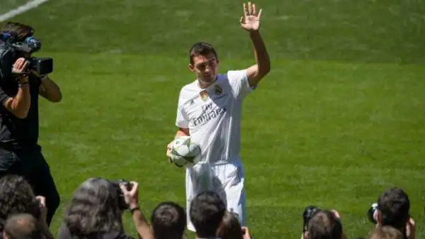 Kovacic, presentato al Bernabeu, ha già incantato gli spagnoli... e già baciato la maglia del Real Madrid.