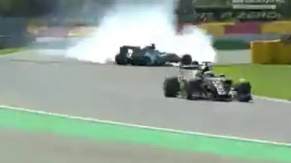 Rosberg è uscito di strada a 300km/h, ma fortunatamente non è andato a sbattere, fermandosi a un paio di metri dalle barriere.