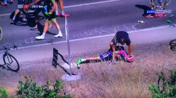 A 30 km dal traguardo di Caminito del Rey (tappa 2 della Vuelta) una maxi-caduta a velocità spaventosa miete parecchie vittime.