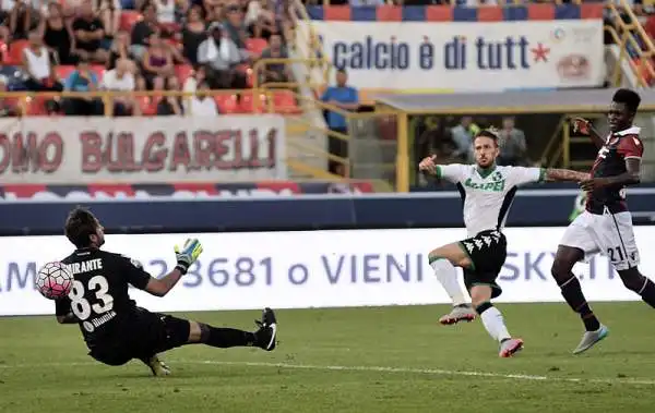 In una partita combattuta ma senza sussulti colpaccio in extremis del Sassuolo che espugna Bologna, decide il gol del subentrato Floro Flores