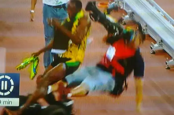 Bolt viene letteralmente travolto dall'uomo, e finisce gambe all'aria.