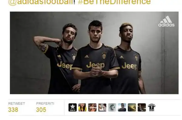 La terza maglia della Juventus: divisa nera con rifiniture dorate.