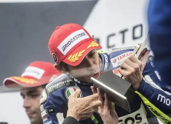 Valentino Rossi trionfa nel GP d'Inghilterra sotto la pioggia, allungando in classifica su Jorge Lorenzo, solo quarto dietro a Petrucci e Dovizioso.