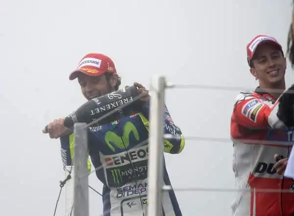 Valentino Rossi trionfa nel GP d'Inghilterra sotto la pioggia, allungando in classifica su Jorge Lorenzo, solo quarto dietro a Petrucci e Dovizioso.