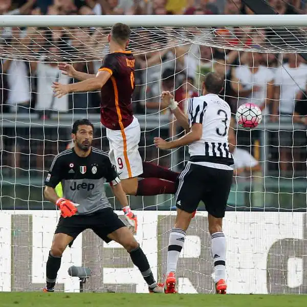 La Roma parte forte ma solo nella ripresa piega la Juve con una bella punizione di Pjanic e un gol di Dzeko, nel finale la reazione bianconera con Dybala.