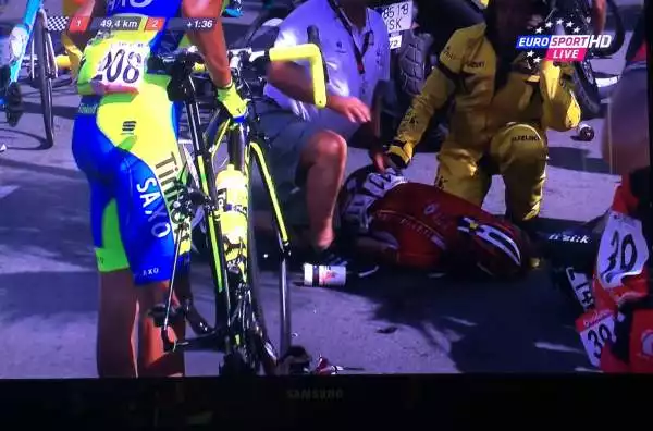 Il belga della Lotto Soudal è coinvolto in una caduta nella tappa 8: portato via incosciente, poi la squadra tranquillizza tutti con un tweet.