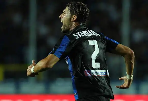 Allo Stadio Azzurri d'Italia i bergamaschi piegano il neopromosso Frosinone con un gol per tempo di Stendardo e di Gomez.