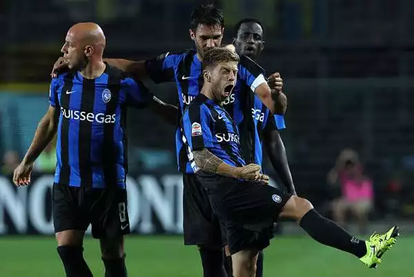 Allo Stadio Azzurri d'Italia i bergamaschi piegano il neopromosso Frosinone con un gol per tempo di Stendardo e di Gomez.