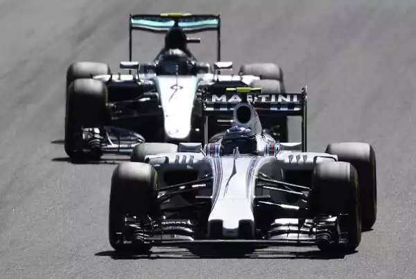 Lewis sbanca Monza, Vettel 2°. Il campione del mondo fa il vuoto all'Autodromo, il tedesco è secondo. A fuoco la monoposto di Rosberg, Kimi quinto dopo la partenza choc.