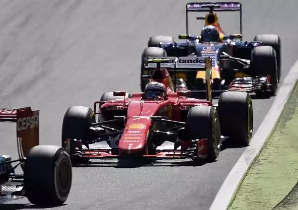 Lewis sbanca Monza, Vettel 2°. Il campione del mondo fa il vuoto all'Autodromo, il tedesco è secondo. A fuoco la monoposto di Rosberg, Kimi quinto dopo la partenza choc.