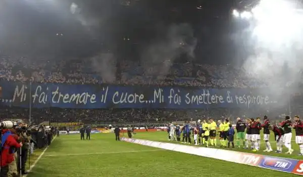 Le più belle coreografie dei passati derby tra Inter e Milan.