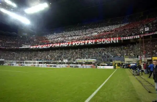 Le più belle coreografie dei passati derby tra Inter e Milan.